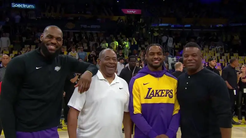 LeBron父子檔NBA史上第一組同台比賽的父子球衣已喊價到7萬美金 3 1729651194647 cf583d75b79d4983a900666474d127ab 800x450 1