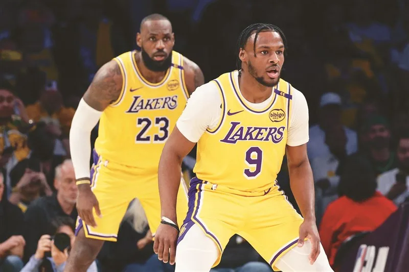 LeBron父子檔NBA史上第一組同台比賽的父子球衣已喊價到7萬美金 2 勒布朗·詹姆斯(LeBron James)與其子布朗尼·詹姆斯(Bronny James)
