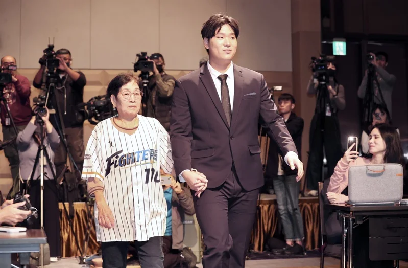 古林睿煬加盟火腿3年合約總值170萬美元從府城到北海道金孫成王牌 2 古林睿煬牽著從小帶他長大的阿嬤進場