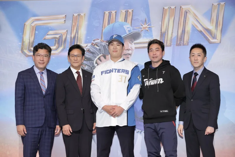 古林睿煬加盟火腿3年合約總值170萬美元從府城到北海道金孫成王牌 4 中華職棒統一獅隊將古林睿煬(中)加盟日本職棒火腿隊,前天雙方在台北舉行加盟記者會