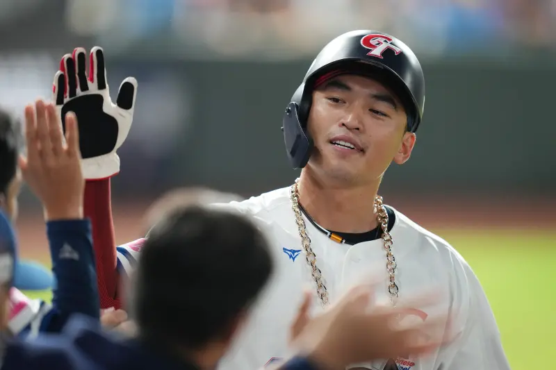 樂天重砲朱育賢簽下4年總值4800萬合約披上龍袍! 2 朱育賢