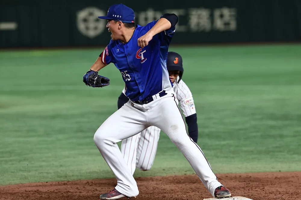 樂天重砲朱育賢簽下4年總值4800萬合約披上龍袍! 3 朱育賢雙殺