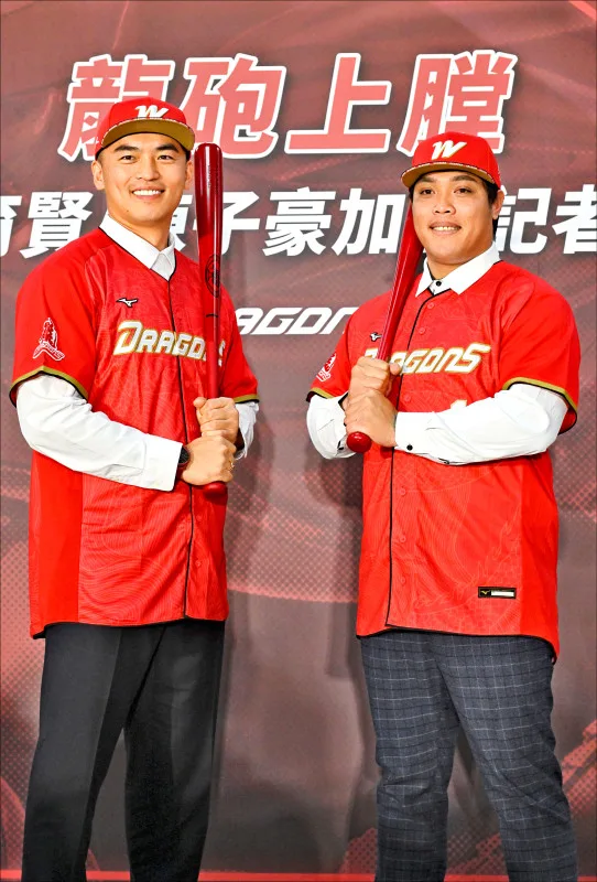 中職薪資創高峰!上看9人成千萬球星 2 味全龍砸重金網羅兩大自由球員陳子豪(右)和朱育賢(左),年薪都超過千萬。