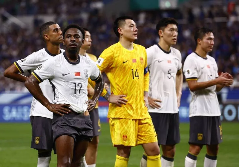 中國男足歸化球員費南多（左）