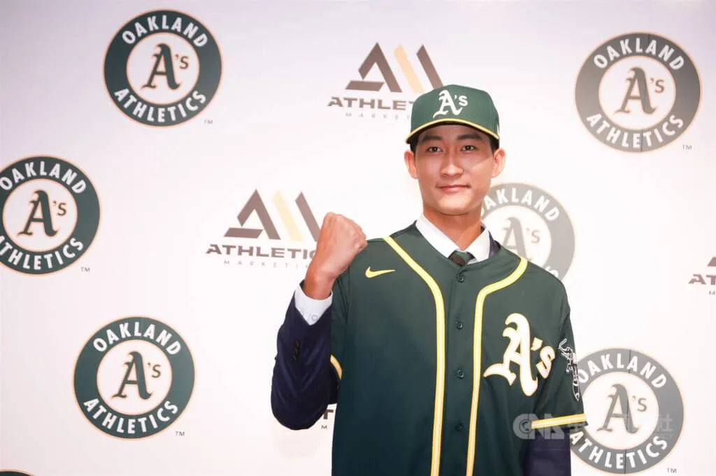 WBC資格賽中華隊名單旅外戰力陸續歸隊、MBM娛樂城帶你一次看 5 沙子宸簽約照