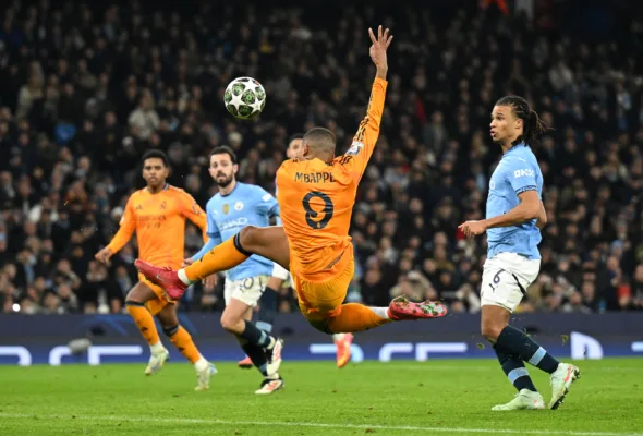 在兩回合比賽中搶占先機。圖為姆巴佩凌空墊射破門瞬間。