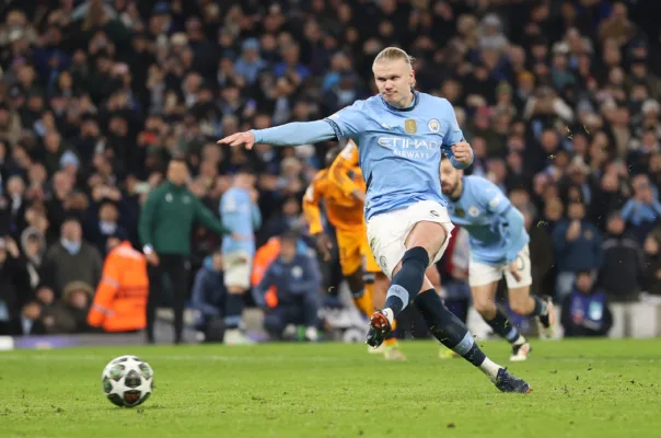 哈蘭德主罰點球，打進本場比賽第二粒進球