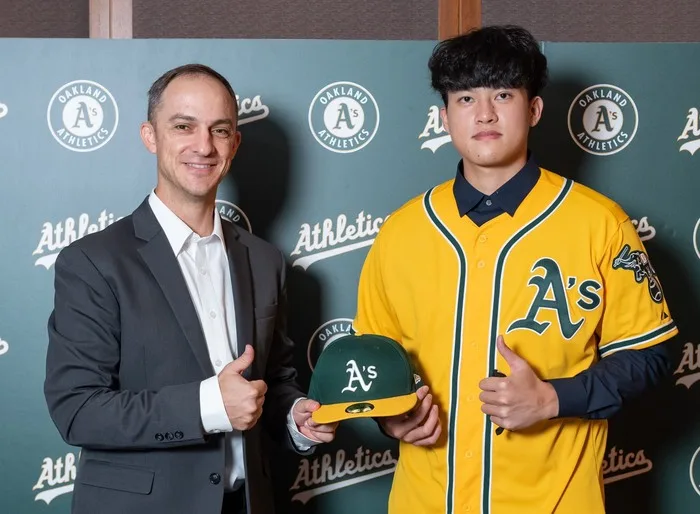 WBC資格賽中華隊名單旅外戰力陸續歸隊、MBM娛樂城帶你一次看 4 莊陳仲敖簽約照