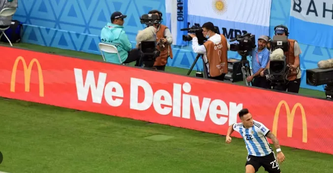 2026世界盃品牌行銷戰！全球頂級企業如何爭奪市場曝光？ 不論是現場或是轉播都可以看到世界盃比賽場地有醒目的各個贊助商品牌LOGO