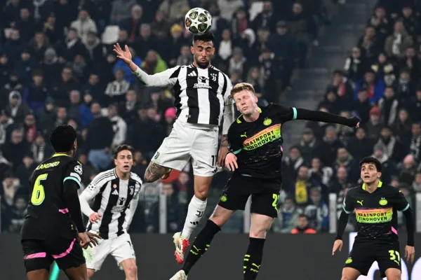 雙方球員在比賽中爭頂瞬間(2)