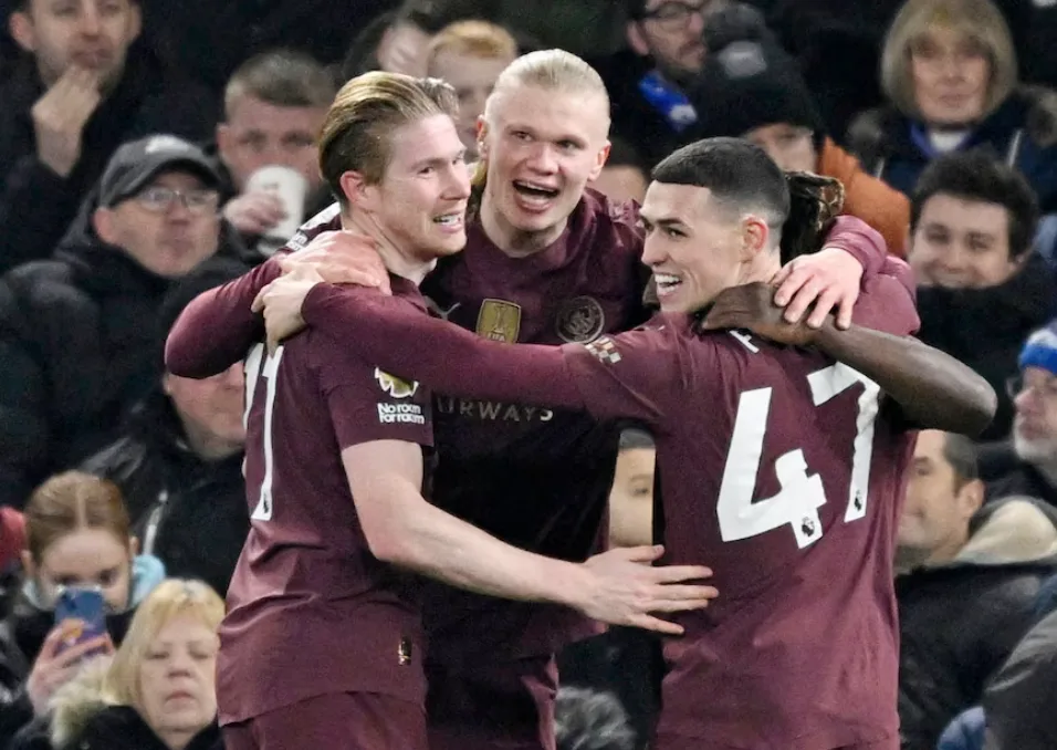 2025年1月19日 英超聯賽 曼城隊的艾爾林·哈蘭德與曼城隊的凱文·德布勞內和曼城隊的菲爾·福登一起慶祝他們的第五個進球。