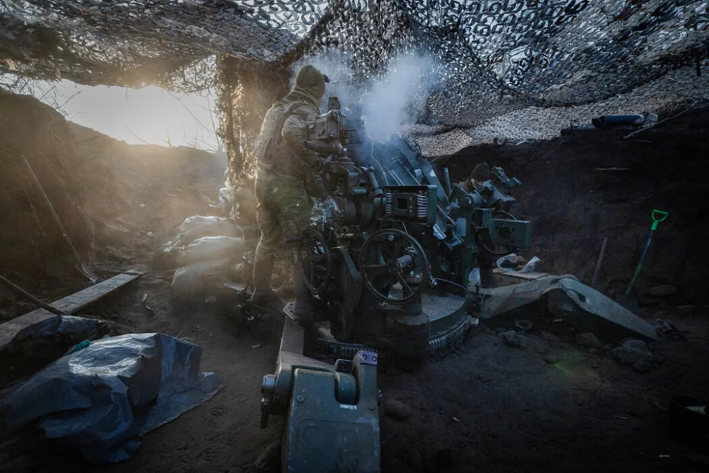 俄羅斯重返世界盃有望?詹尼·因凡蒂諾談和平願景與足球團結力 2 2025年2月,烏克蘭士兵在前線向俄羅斯目標開火。圖/紐約時報中文網