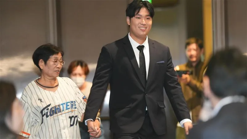 古林睿煬先發轉播,免費直播線上看,一起為台灣金孫加油 4 古林睿煬風光加盟火腿鬥士阿嬤:他怕我傷心!