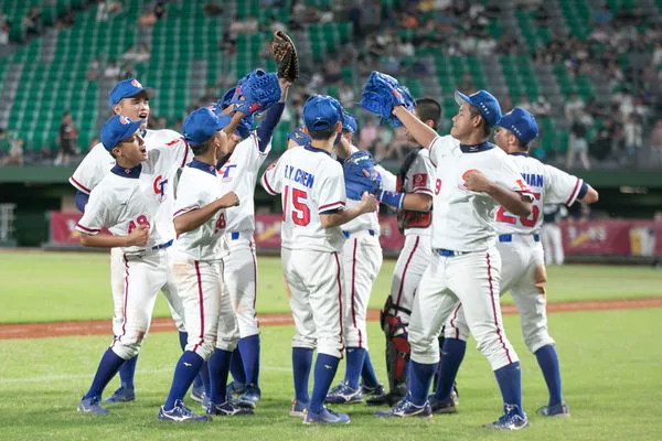 拿下台灣第18座威廉波特冠軍重返少棒巔峰!東園少棒隊7–0封美國 4 U-15台灣奪冠