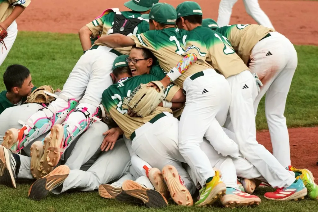 拿下台灣第18座威廉波特冠軍重返少棒巔峰!東園少棒隊7–0封美國 2 得冠軍的選手們抱成一團